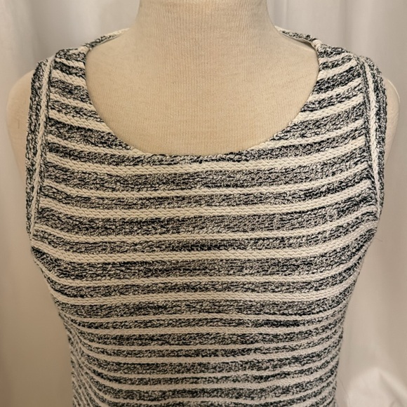 Sleeveless top - Picture 2 of 4